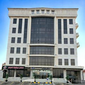 un edificio blanco alto con muchas ventanas en Jiwar Hotel en Yeda