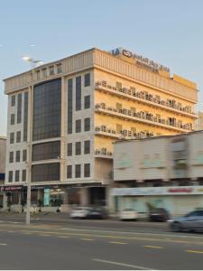  فندق جوار الماسي في جدة: مبنى على شارع وامامه سيارات