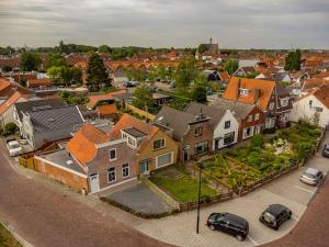 una vista aérea de una ciudad con casas y coches en Dijkwoning 7 personen Yerseke Zeeland, en Yerseke