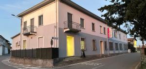 a pink building on the side of a street at Hotel Ristorante Cervo Malpensa in Case Nuove