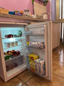 einen offenen Kühlschrank mit Lebensmitteln darin in der Unterkunft Marini Bed&Breakfast in Pescara