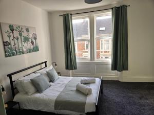 1 dormitorio con cama y ventana grande en Rectory5 - 5 bedroom 7 beds Parking Perfect for Contractors, en Gateshead