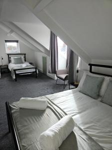 a bedroom with a large bed and a bed istg at Rectory5 - 5 bedroom 7 beds Parking Perfect for Contractors in Gateshead