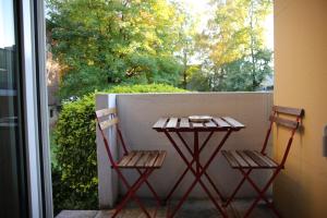 d'une petite table et de deux chaises sur un balcon. dans l'établissement Piccolo, à Zurich