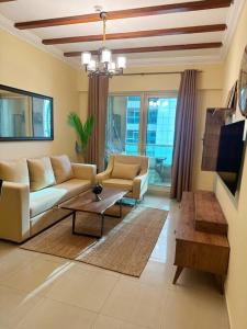 TV a/nebo společenská místnost v ubytování Luxe 1 Bedroom Apartment Near DMCC Metro & JBR Beach + 12 fotografií