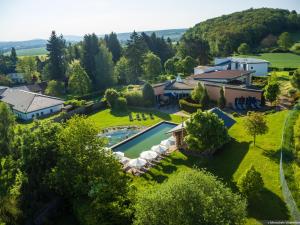 Bazén v ubytování Menschels Vitalresort nebo v jeho okolí