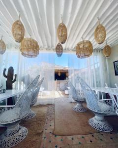une chambre avec des chaises et des lustres dans un bâtiment dans l'établissement Riad Rafaele & SPA, à Marrakech