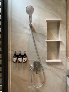 y baño con ducha con cabezal de ducha. en Eden Resort & Villas, en Patong Beach