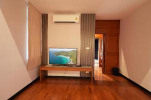 un salon avec une télévision sur une table dans l'établissement รมิดา พูล วิลล่า พัทยา Ramida Pool Villa Pattaya, à Jomtien Beach