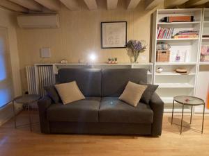 un soggiorno con divano e libreria di Piccola dimora in palazzo storico a Venezia
