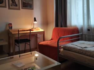 Cette petite chambre comprend un bureau, un lit et une chaise. dans l'établissement Coronation Apartment, à Bratislava