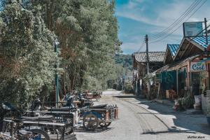 El barrio en el que está el resort o un barrio cercano