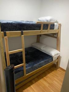 Dviaukštė lova arba lovos apgyvendinimo įstaigoje hermoso apartamento