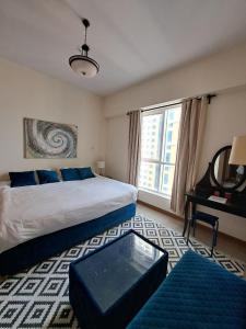 sypialnia z dużym łóżkiem i oknem w obiekcie Serenity Paradise 2BR in Marina w Dubaju