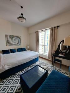 - une chambre avec un grand lit et une fenêtre dans l'établissement Serenity Paradise 2BR in Marina, à Dubaï