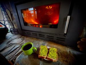 Explore - Cozzy Cabin Located in Duhatao, Chiloe Island, Patagonia, Chile في أنكود: كوب من القهوة وشريحتين من الخبز وكوب من القهوة