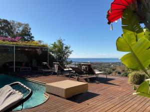 eine Terrasse mit Stühlen und einen Pool mit Aussicht in der Unterkunft Marbella Boutique Art hotel in Marbella