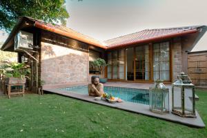 Surpura Bagh - A Luxury Boutique Resort内部或周边的泳池