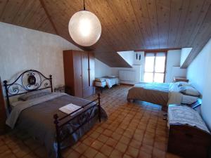 um quarto grande com 2 camas e um tecto em Attico Bruno em Rimini