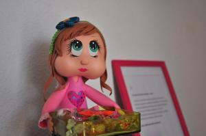 Eine Plastikpuppe hält eine Schüssel mit Essen. in der Unterkunft APARTAMENTO 2 PAUPÍ in Oliva