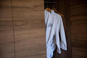 朱尼耶的住宿－Ibiza Hotel，挂在架子上的一组白色衬衫