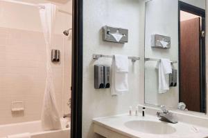 une salle de bain avec un lavabo et un miroir dans l'établissement Super 8 by Wyndham Colorado Springs/Afa Area, à Colorado Springs 16 autres photos