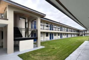 セント・オーガスティンにあるDays Inn by Wyndham St Augustine I-95-Outlet Mallの芝生の建物の空中庭