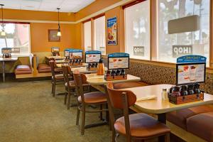 una fila de mesas y sillas en un restaurante en Days Inn by Wyndham St Augustine I-95-Outlet Mall, en St. Augustine