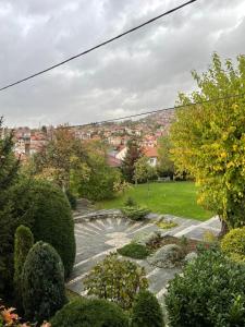 un jardín con vistas a una ciudad en Apartman Sarajevo - Kovači, en Sarajevo