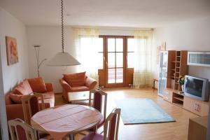TV a/nebo společenská místnost v ubytování Appartements am Park