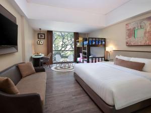 Postel nebo postele na pokoji v ubytování Mercure Bali Legian