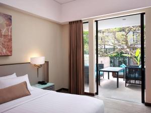 Postel nebo postele na pokoji v ubytování Mercure Bali Legian
