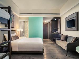 Postel nebo postele na pokoji v ubytování Mercure Bali Legian