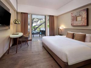 Postel nebo postele na pokoji v ubytování Mercure Bali Legian