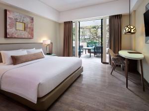 Postel nebo postele na pokoji v ubytování Mercure Bali Legian