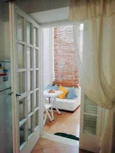 una puerta abierta a una sala de estar con sofá en Studio in pieno centro, en Capri