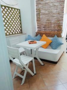 a table and a bench with a table and chairs at Studio in pieno centro in Capri