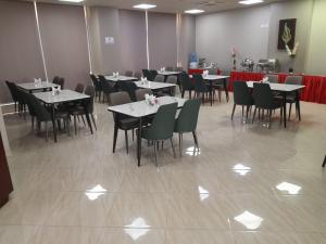 Restoran või mõni muu söögikoht majutusasutuses Muscat Hills Hotel