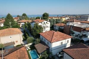 una vista aérea de una ciudad con casas en MGH Luxury - Villa Celeste, en Desenzano del Garda