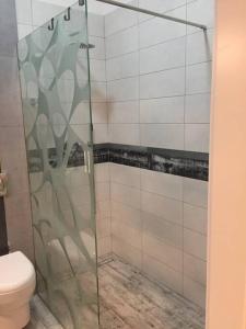 y baño con ducha de cristal y aseo. en Lovely condo in the heart of Warsaw Piękne mieszkanie w samym sercu Warszawy en Varsovia