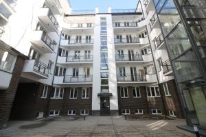 an apartment building with a courtyard in front of it at Lovely condo in the heart of Warsaw Piękne mieszkanie w samym sercu Warszawy in Warsaw