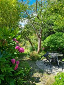 布雷斯特的住宿－Home Sweet Home，花园里种满鲜花,配有桌椅