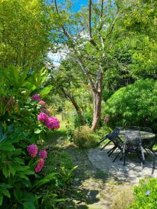 a table and chairs in a garden with flowers at Home Sweet Home in Brest