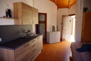 聖瑪麗亞的住宿－Porto Antigo Holidays，厨房配有水槽和台面