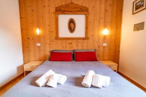 Cama ou camas em um quarto em Appartamento 4 Cogolo centro- Val di Pejo