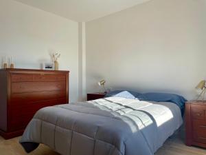 een slaapkamer met een bed en een dressoir bij Casa Calma Los Tajillos - a 150 metros de la playa in Torremolinos