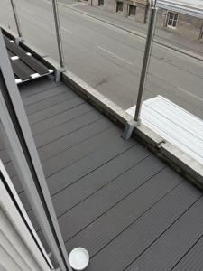 una terraza de madera en el lateral de un edificio en LiNZ CITY SUITE en Linz