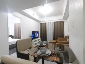 uma sala de estar com uma mesa e uma sala de jantar em Accommodation services-anne em Manila