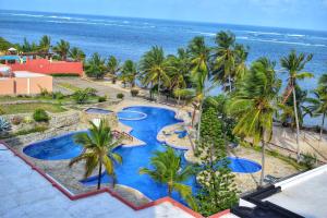 Utsikt mot bassenget på Symphony Seafront House Mombasa eller i nærheten