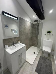 uma casa de banho com um WC, um lavatório e um chuveiro em Cosy City Escape em Hull